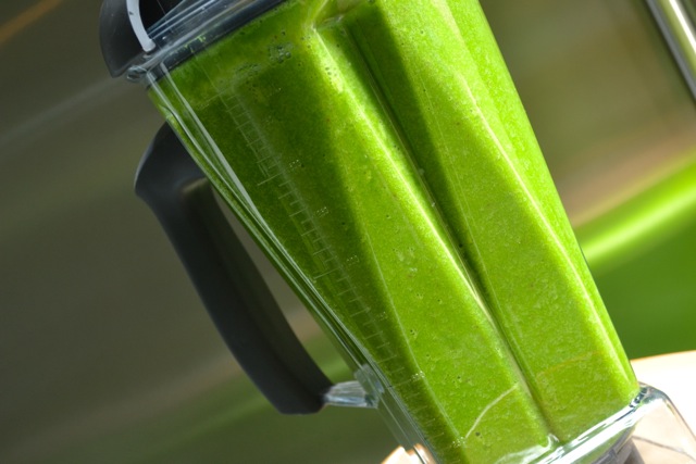 Green Smoothie Recipe: Spinach, Romaine, Fruits 3