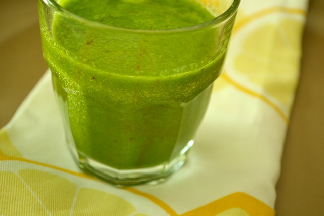 Green Smoothie: Spinach, Romaine, and Fruit